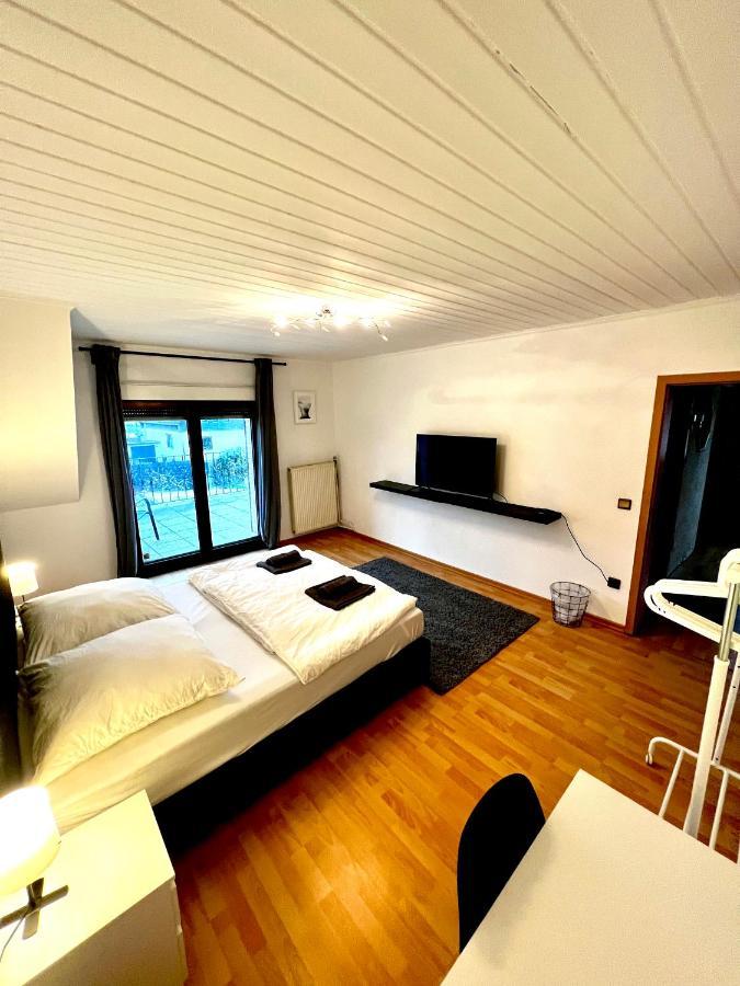 Praktisches Zimmer Im Grossen Haus Mit Garten 뒤셀도르프 외부 사진