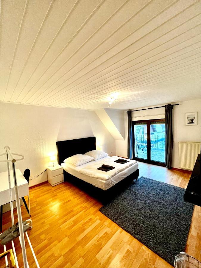 Praktisches Zimmer Im Grossen Haus Mit Garten 뒤셀도르프 외부 사진