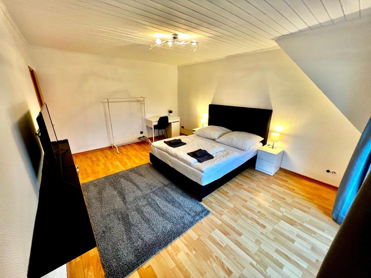 Praktisches Zimmer Im Grossen Haus Mit Garten 뒤셀도르프 외부 사진